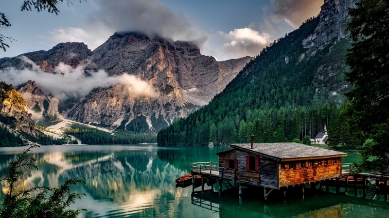Tranquil Lakeside Cabin Surrounded by Mountains