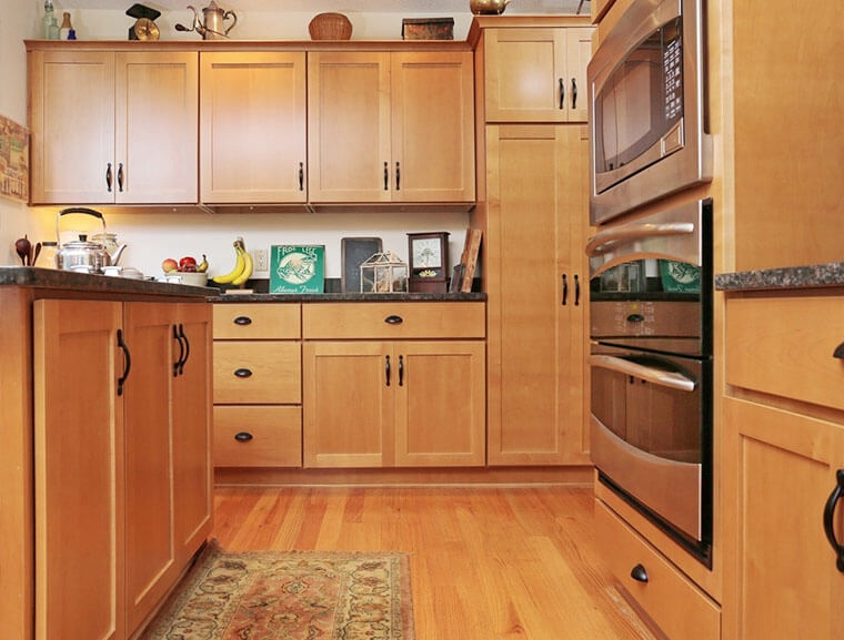 Oak Cabinets With Black Hardwares