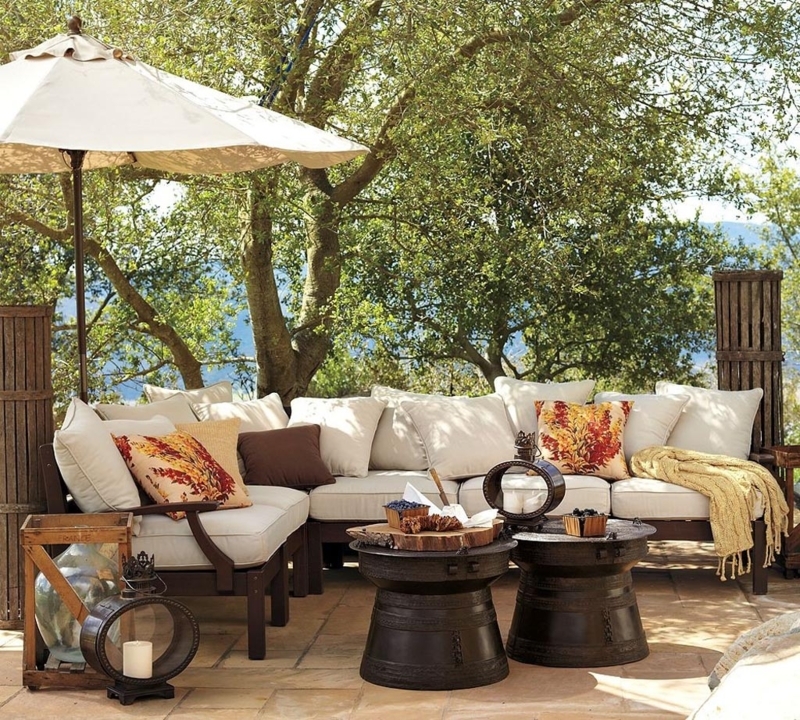 Cozy Rustic Outdoor Patio Furniture with Natural Accents