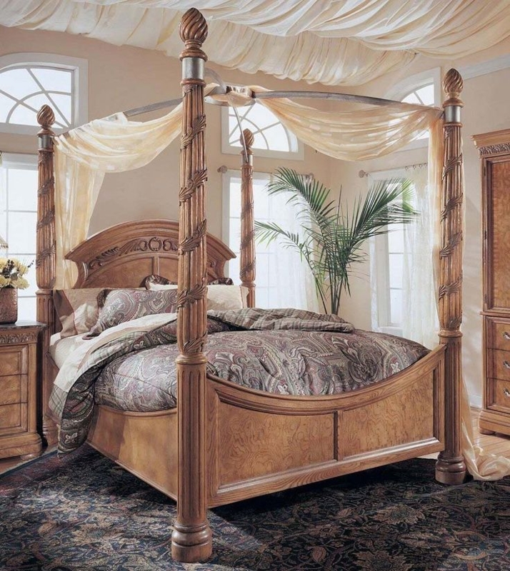 Elegant King Size Canopy Bed in Master Bedroom