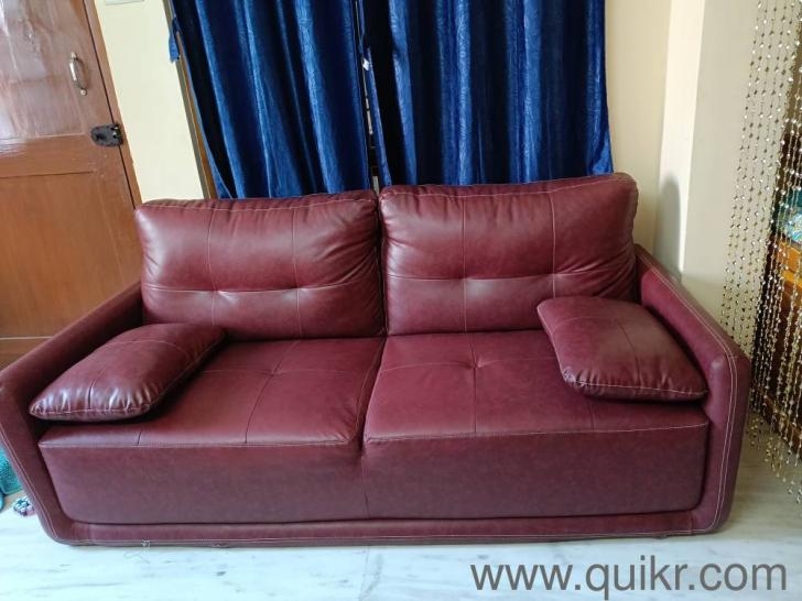 Elegant Maroon Leather 3-Seater Sofa with Pillows