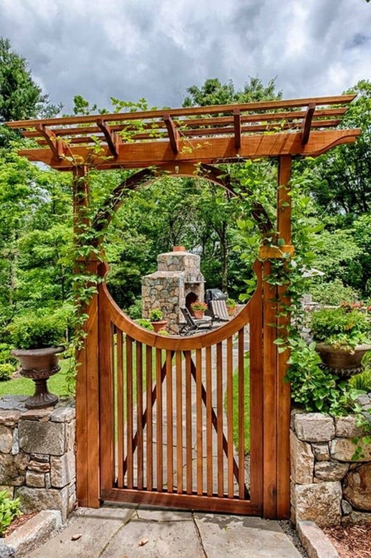 Elegant Wooden Garden Gate with Circular Arbor