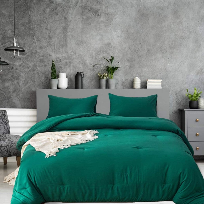 Emerald Green Comforter Set with Modern Gray Decor