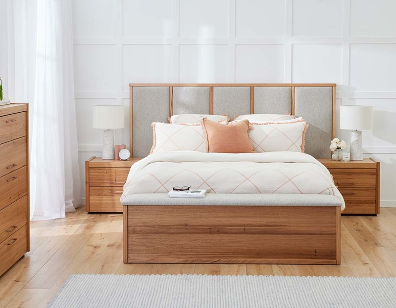 Serene Coastal Bedroom with Natural Wood Elements