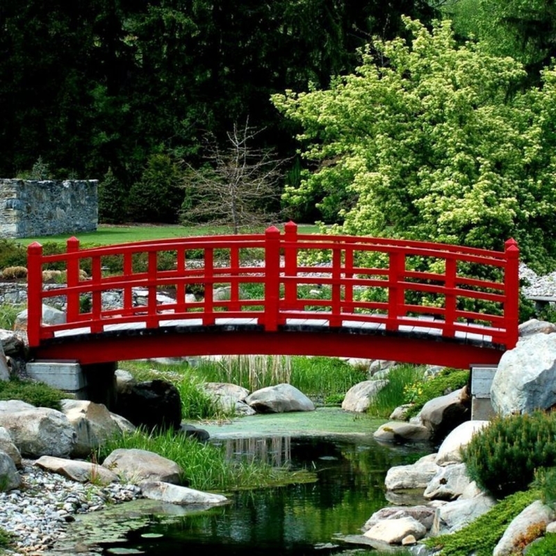 Traditional Japanese Red Garden Bridge Design