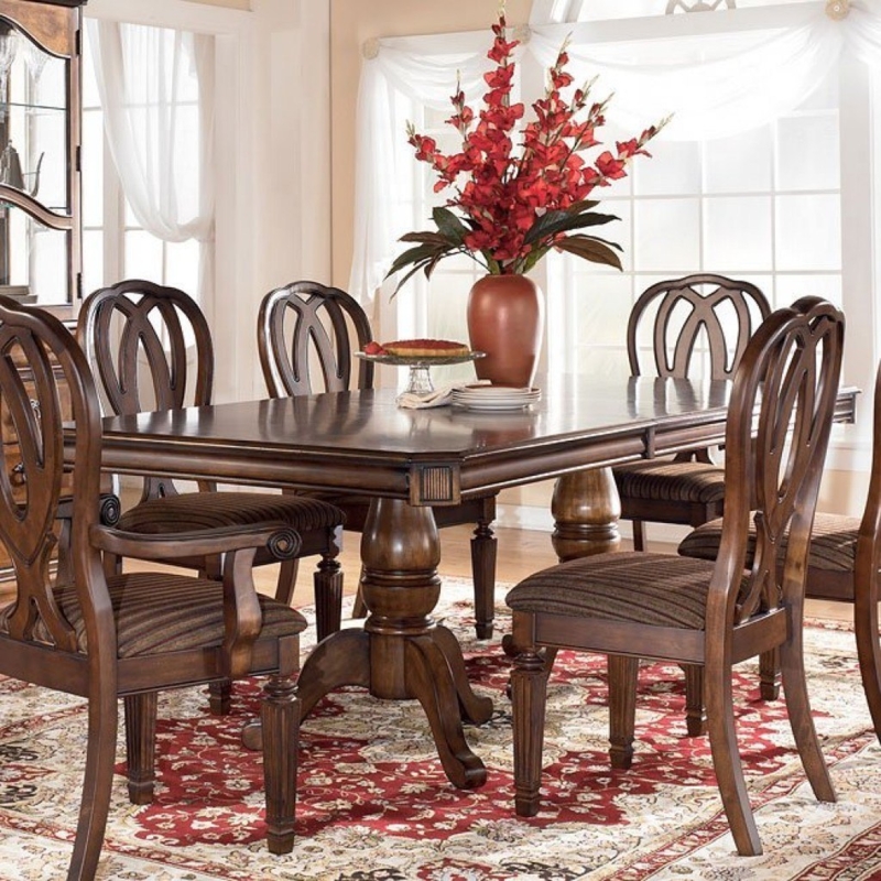 Classic Hamlyn Pedestal Dining Room Set with Floral Rug