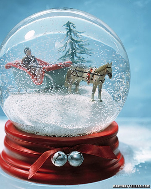 Classic Horse-Drawn Sleigh Snow Globe Decoration