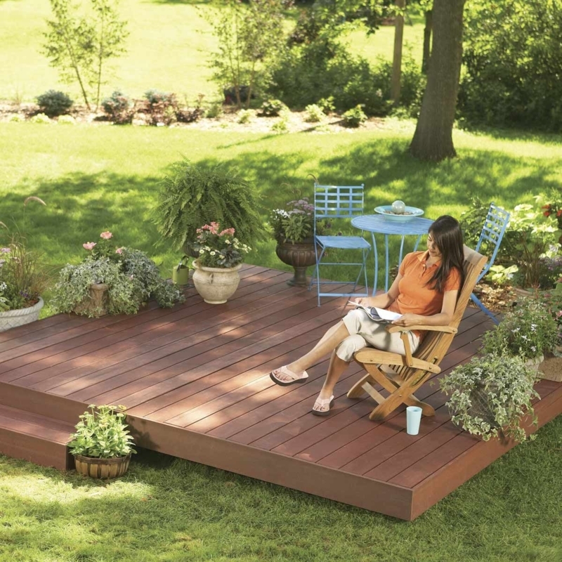Cozy Floating Backyard Deck with Lush Garden Plants