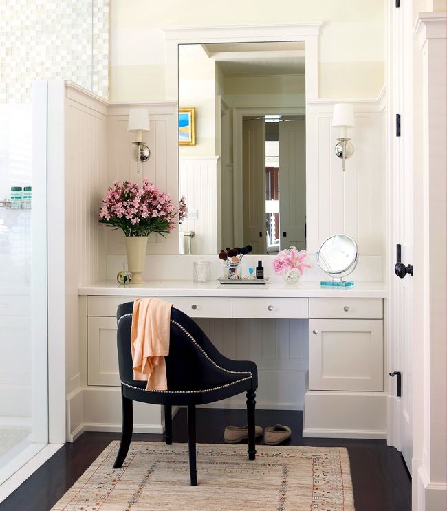 Elegant Bathroom Vanity with Stylish Makeup Table