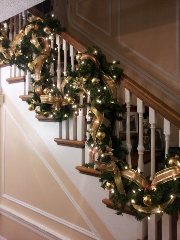 Elegant Christmas Garland Banister Decoration Ideas