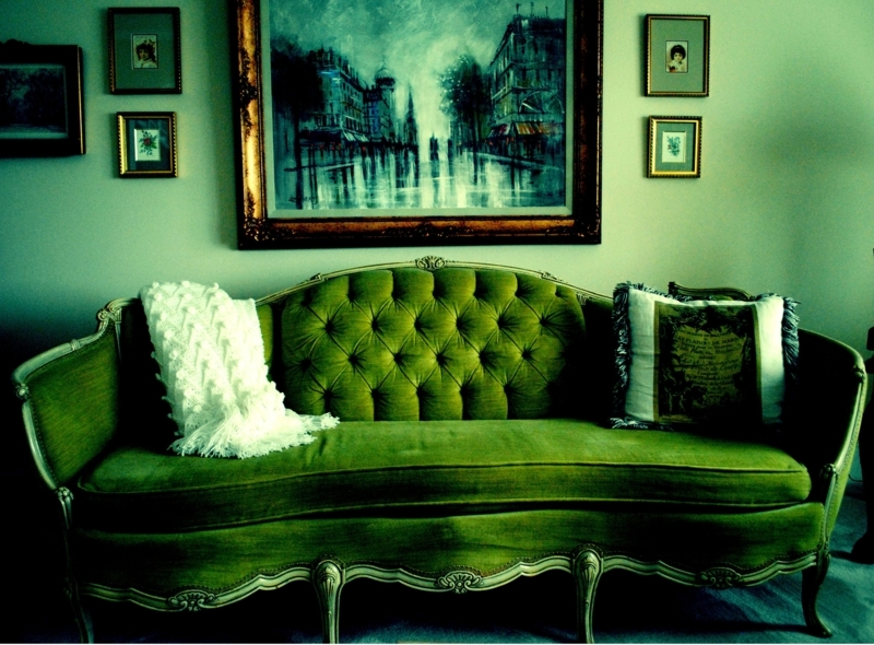 Elegant Vintage Green Velvet Sofa with Classic Design