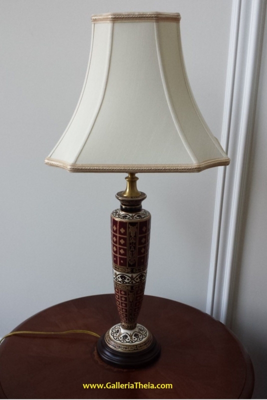 Elegant Vintage Table Lamp with Decorative Base