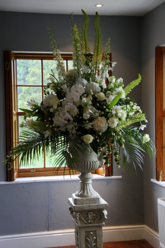 Flower Design Wedding Ceremony Styling: English "Secret Garden" Style ...