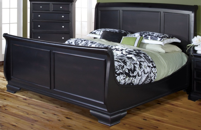 Maryhill Black King Sleigh Bed with Classic Design