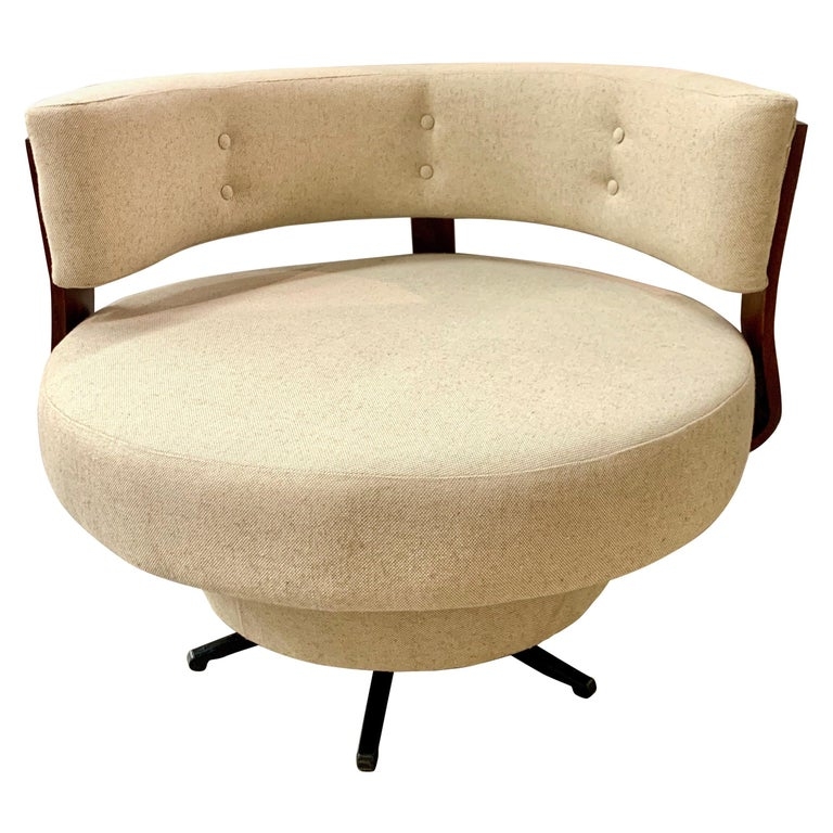 Midcentury Large Round Swivel Chair in Oatmeal Upholstery