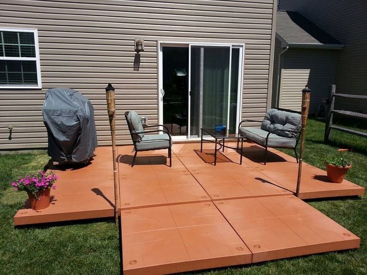 Modern DIY Outdoor Decking with Comfortable Seating