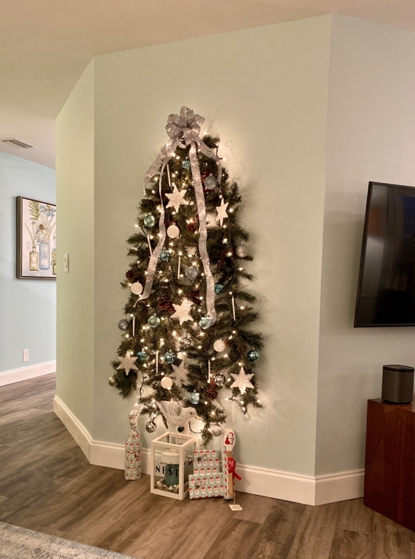 Modern Wall-Mounted Space-Saving Christmas Tree