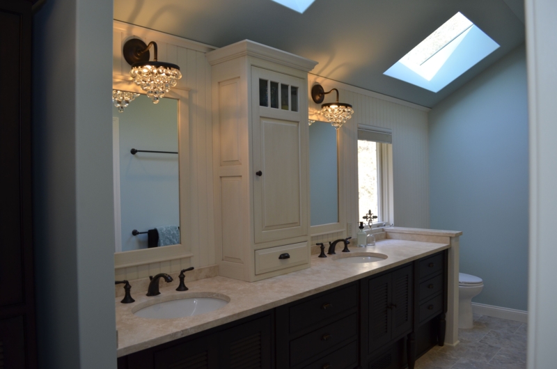 Two-Tone Bathroom Vanity with Center Storage Tower