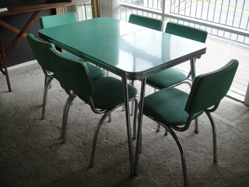 1950s Retro Kitchen Table and Chairs Design
