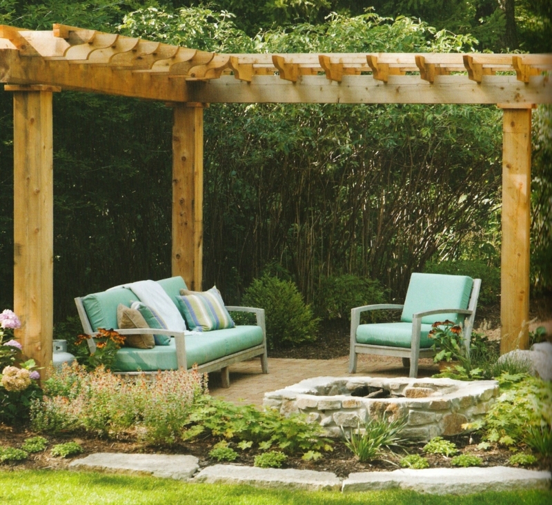 Cozy L-Shaped Pergola with Outdoor Seating