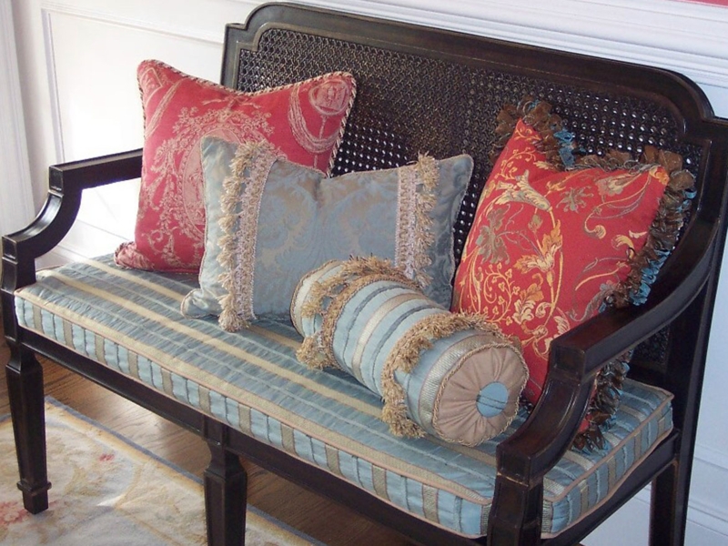 Elegant Hallway Bench with Decorative Pillows