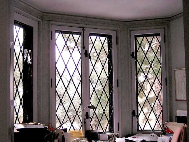 Leaded Lattice Bay Windows for Cozy Cottage Interiors
