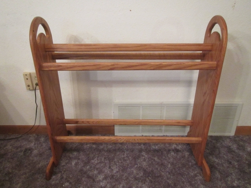Medium Oak Quilt Rack Display for Cozy Storage