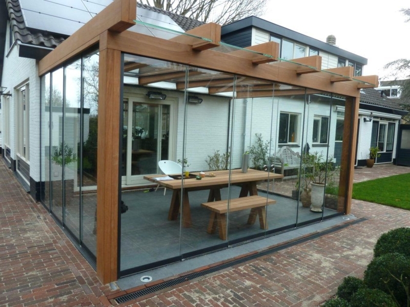 Modern Glass Porch Roof with Wooden Pergola Design