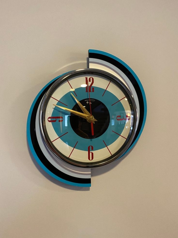 Retro Spinning Meteor Formica Wall Clock Design