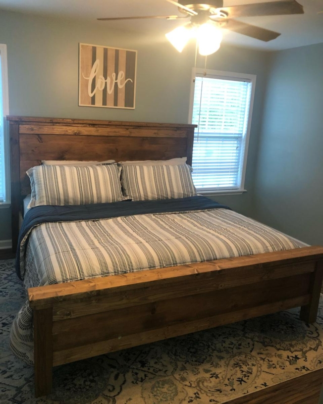 Rustic King Bed with Coordinated Bedding and Artwork