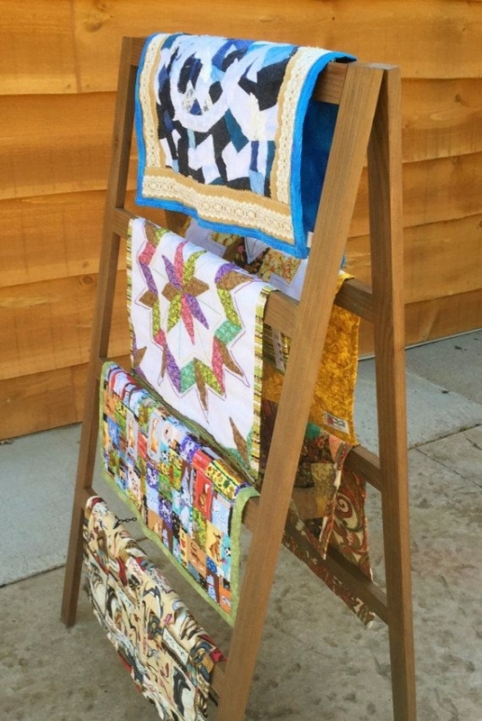 Wooden Quilt Rack with Four Tiers and Seven Rungs