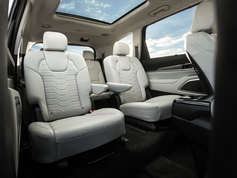 Captain's Chairs: Off-White Chevron Quilting with Panoramic Sunroof
