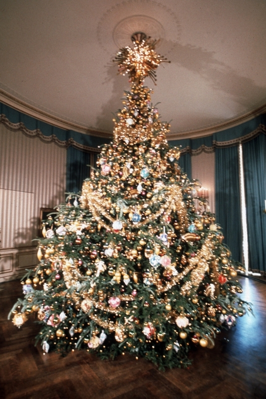 Christmas Tree: Formal Oval Room Holiday Decor with Gold Garland Swags