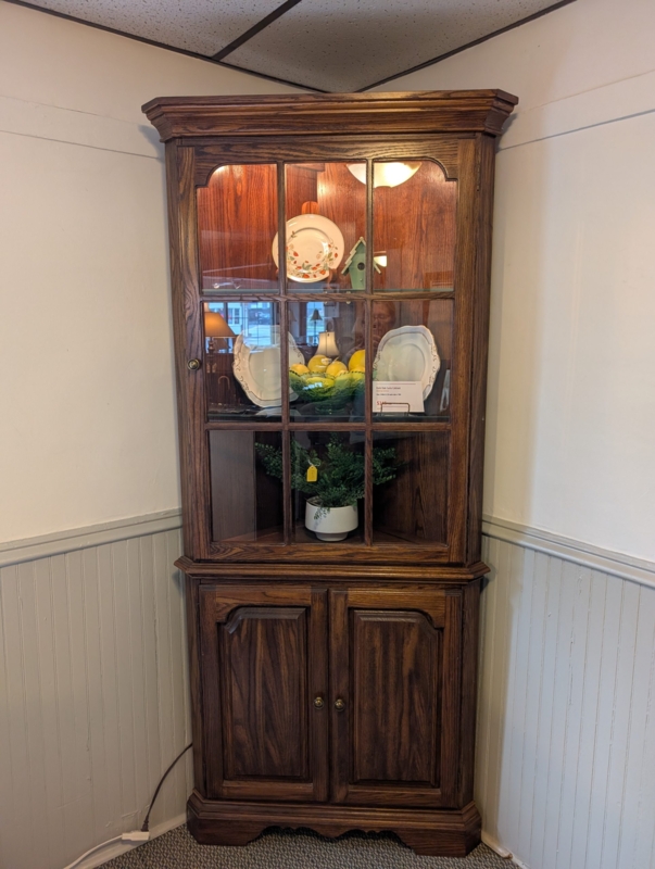 Corner Curio Cabinet with Nine Pane Door and Scalloped Base