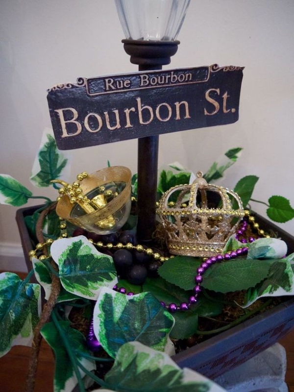 Festive Street Sign Decor Centerpiece with Glitter Crown and Ivy