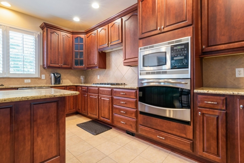 Kitchen Cabinet with Cathedral Arch & Raised Panel Doors