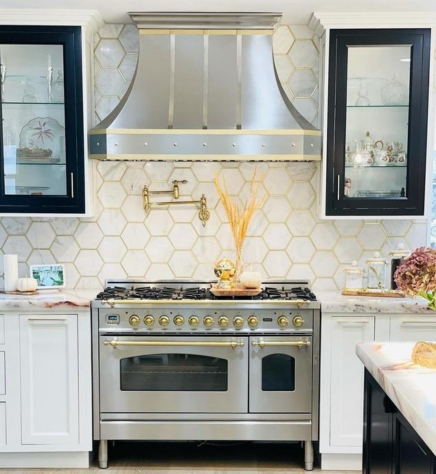 Kitchen Range Mixed Metal Hood with Gold Inlay Hexagon Backsplash