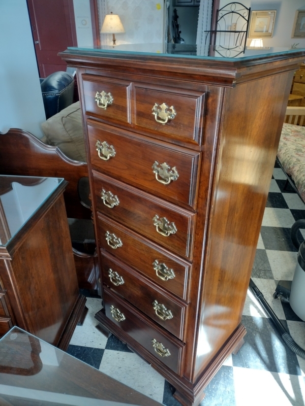 Lingerie Chest with Protective Glass Top and Polished Seven Drawer Design