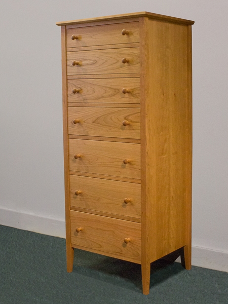 Lingerie Chest with Seven Graduated Drawers and Minimalist Wooden Knobs
