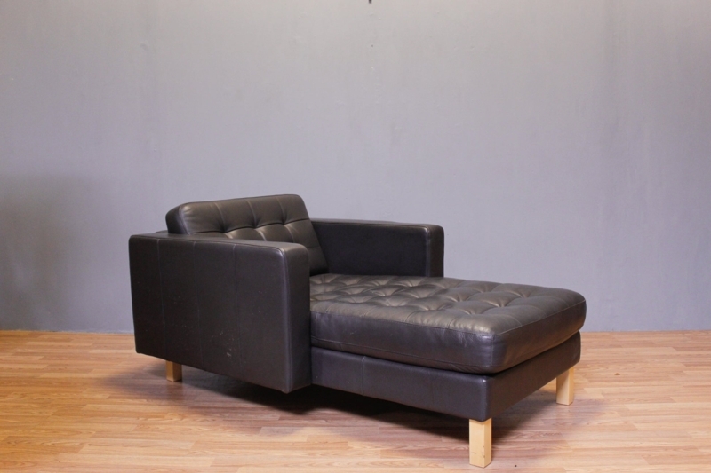 Minimalist Black Tufted Chaise Lounge with Square Arms and Wood Legs