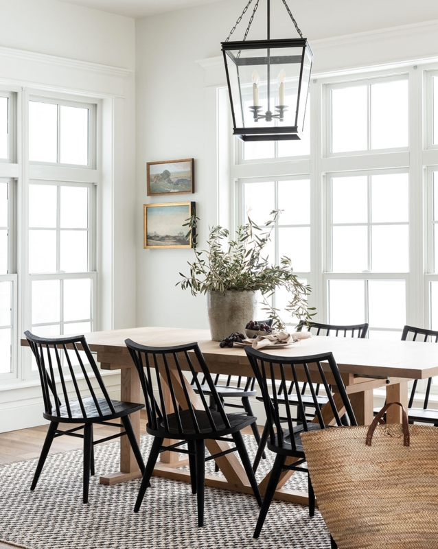 Modern Windsor Chair with Curved Backrest, Transitional Style.