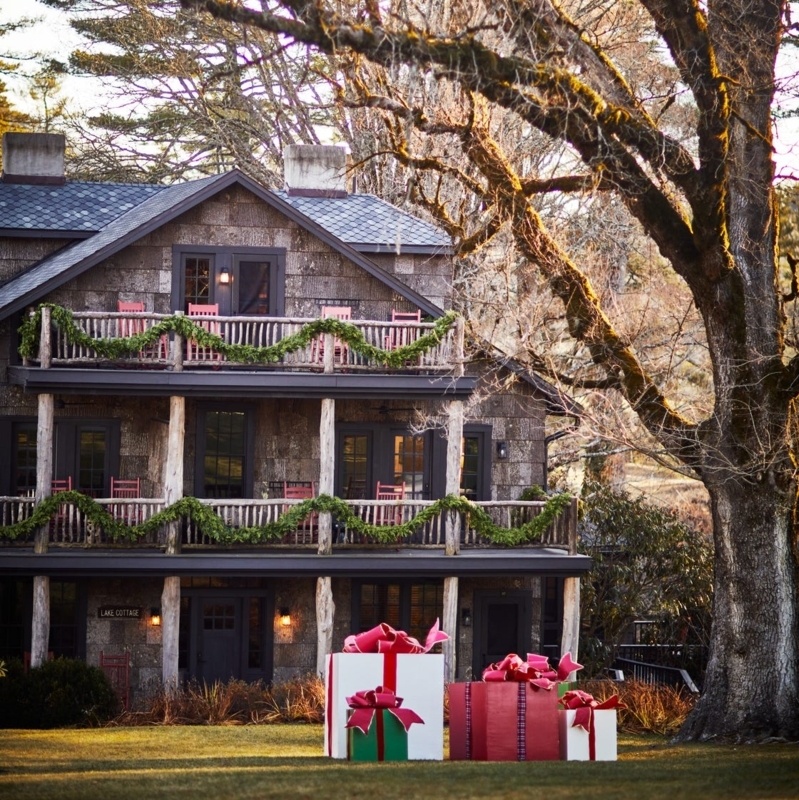Mountain Lodge: Bark textured walls, tiered garlands, red rocking chairs.