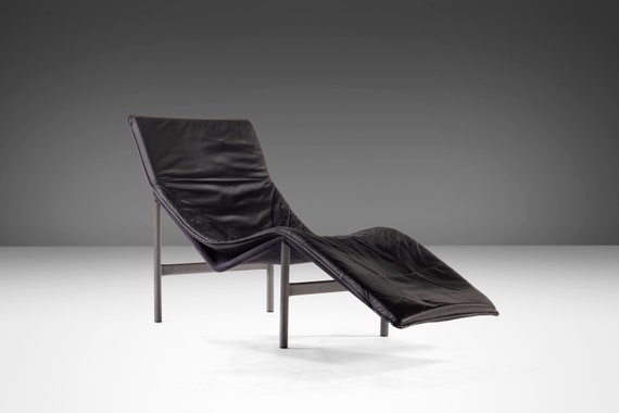 Scandinavian Modern S-Curve Chaise Lounge with Minimalist Tubular Legs