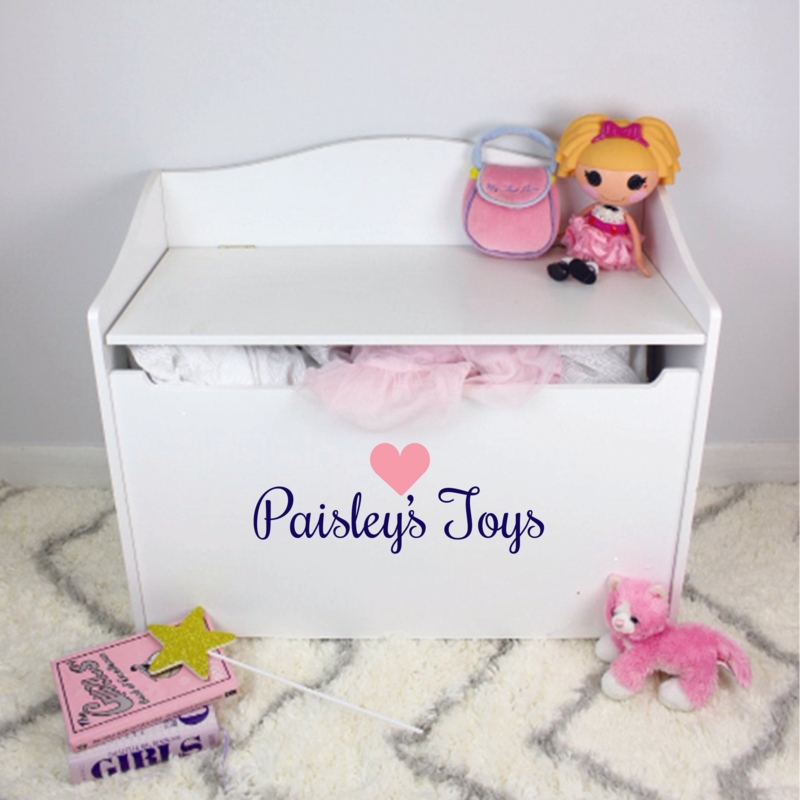 Toy Box: Classic personalized chest with curved backrest and safety closure.