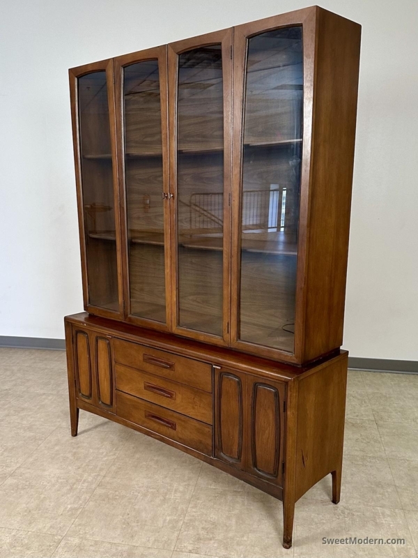China Cabinet Broyhill Emphasis Walnut, Pill Shaped Carving, Glass Frames