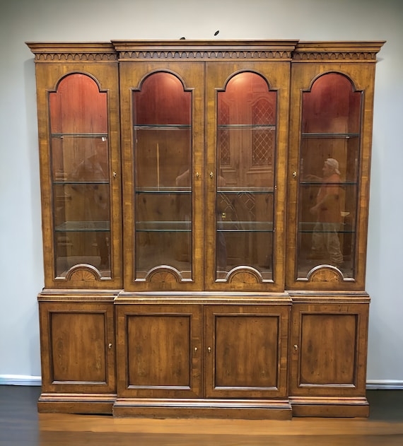China Hutch Vintage Henredon Honey Wood, Lighted Interior, Arched Doors