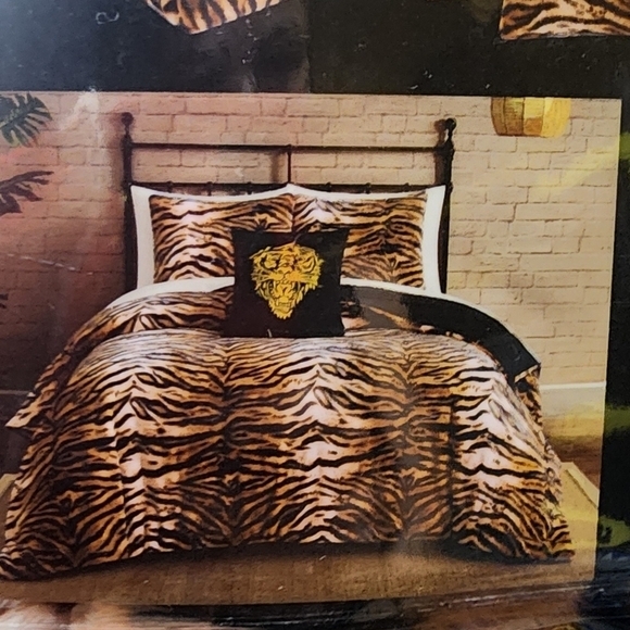 Comforter Set Tiger Stripe Pattern Graphic Accent Pillow Edgy Glam