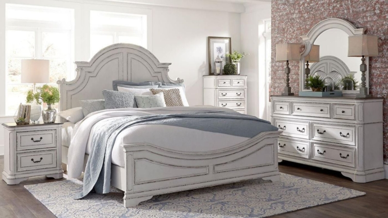 Cottage Chic Bedroom Set with Arched Panel Headboard
