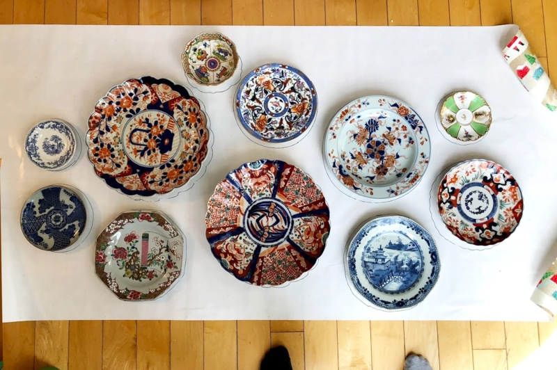 Decorative Plates with Mismatched Sizes and Diverse Patterns Imari Style