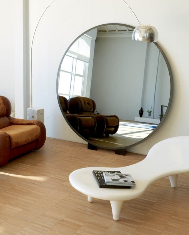 Floor Standing Round Mirror with Thin Frame Feet & Contemporary Style